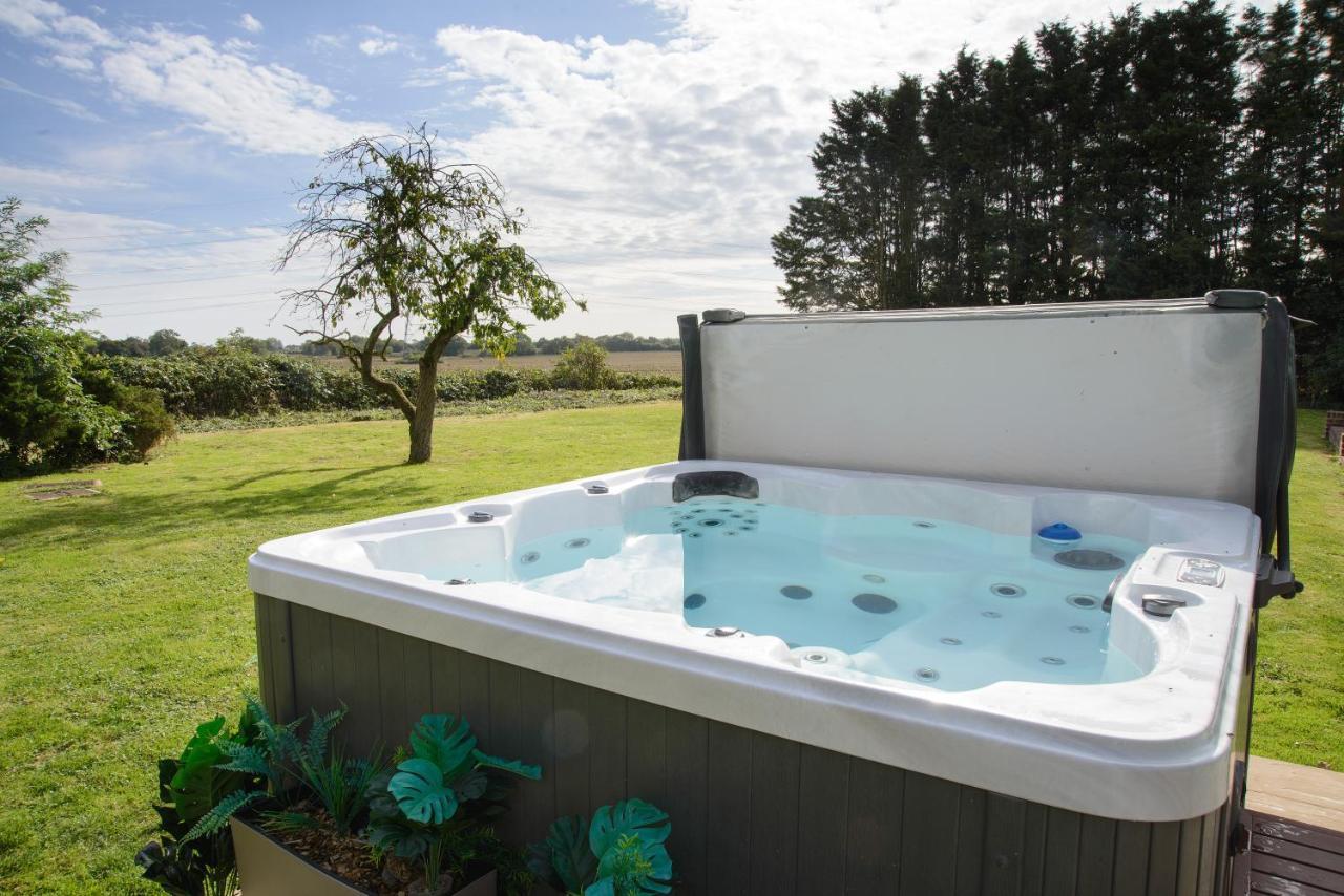 Deluxe 2 Bed Versace Bungalow Hot Tub, Sky Tv, Cinema Screen Saffron Walden Εξωτερικό φωτογραφία